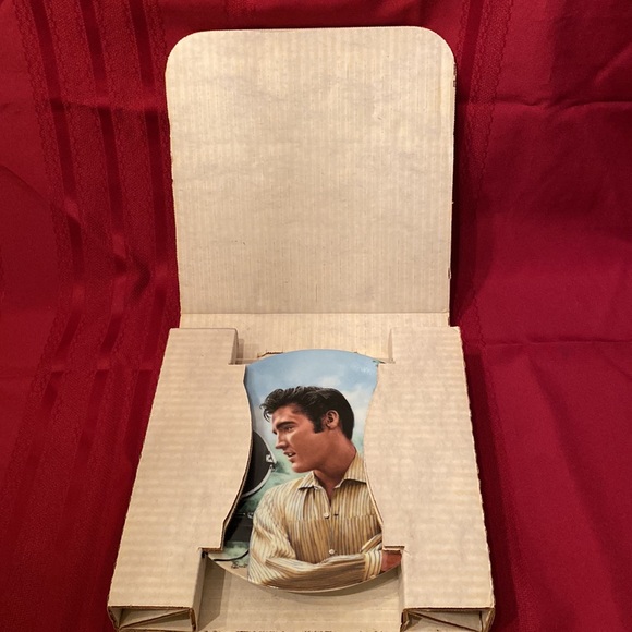 Elvis Presley: Looking at a Legend Delphi Collector Plate - 8 1/2” - Picture 7 of 7